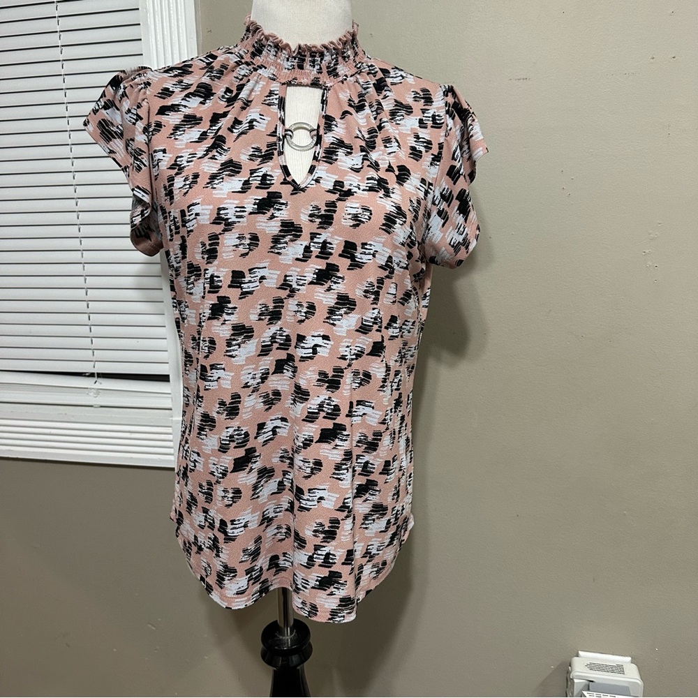 Adrienne Vittadini women’s size medium cap sleeve blouse with peephole neck